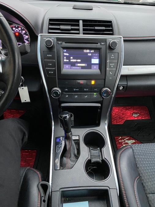 2017 Toyota Camry SE Auto (Natl) photo