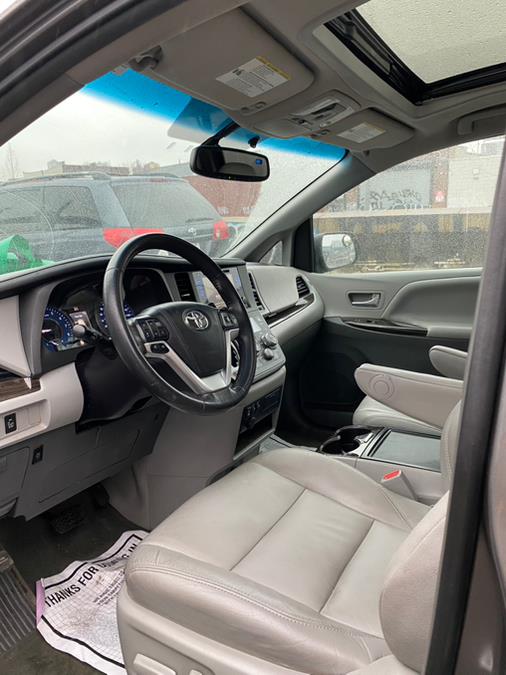 2016 Toyota Sienna 5dr 8-Pass Van XLE Premium  FW photo