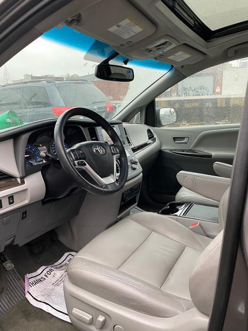 2016 Toyota Sienna 5dr 8-Pass Van XLE Premium  FW photo