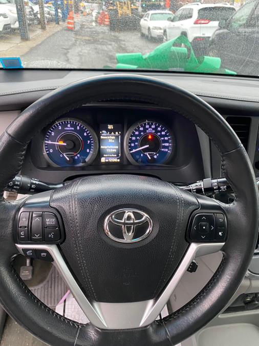 2016 Toyota Sienna 5dr 8-Pass Van XLE Premium  FW photo