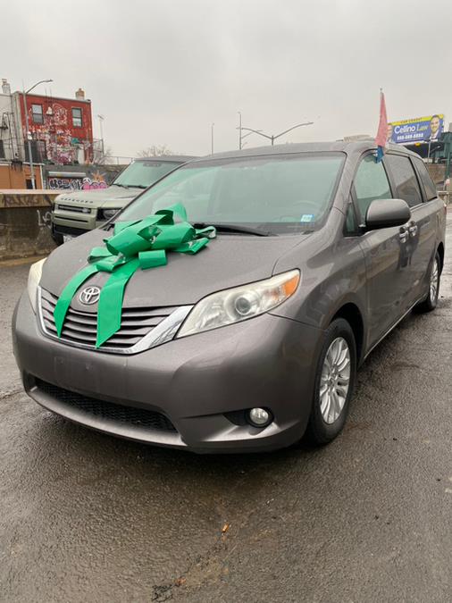 2016 Toyota Sienna 5dr 8-Pass Van XLE Premium  FW photo