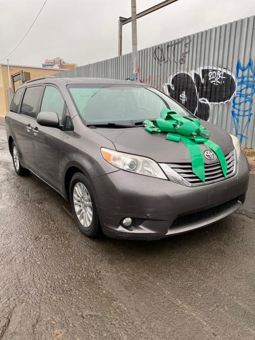 2016 Toyota Sienna 5dr 8-Pass Van XLE Premium  FW photo