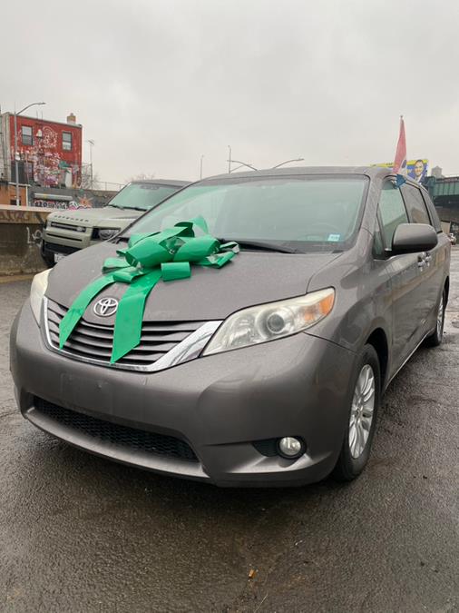 2016 Toyota Sienna 5dr 8-Pass Van XLE Premium  FW photo