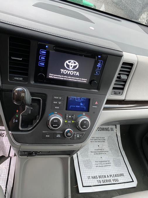 2016 Toyota Sienna 5dr 8-Pass Van XLE Premium  FW photo