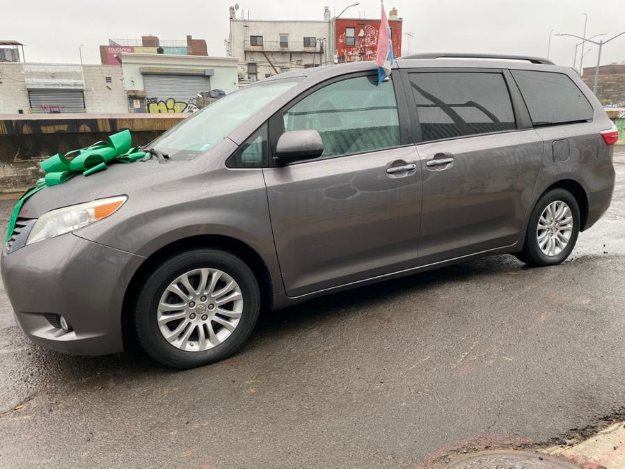 2016 Toyota Sienna 5dr 8-Pass Van XLE Premium  FW photo