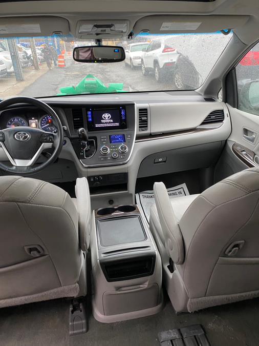 2016 Toyota Sienna 5dr 8-Pass Van XLE Premium  FW photo