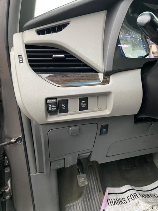 2016 Toyota Sienna 5dr 8-Pass Van XLE Premium  FW photo