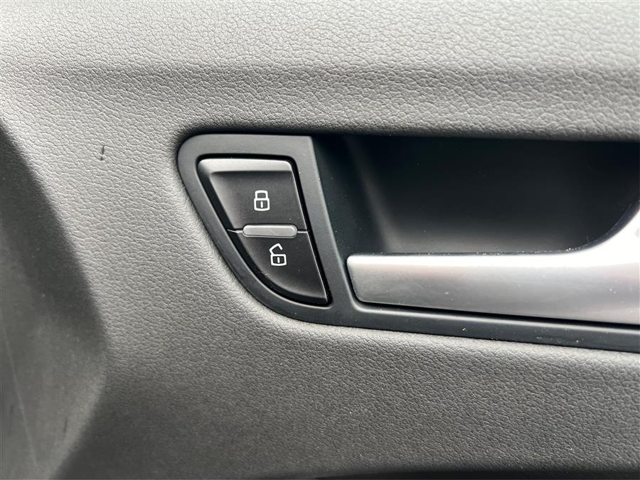 2015 Audi A4 4dr Sdn Man quattro 2.0T Prest photo