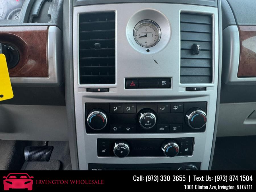2008 Chrysler Town & Country Touring photo
