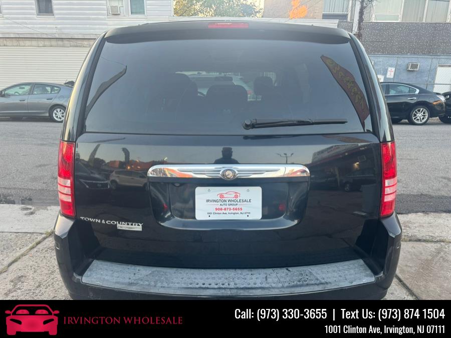 2008 Chrysler Town & Country Touring photo