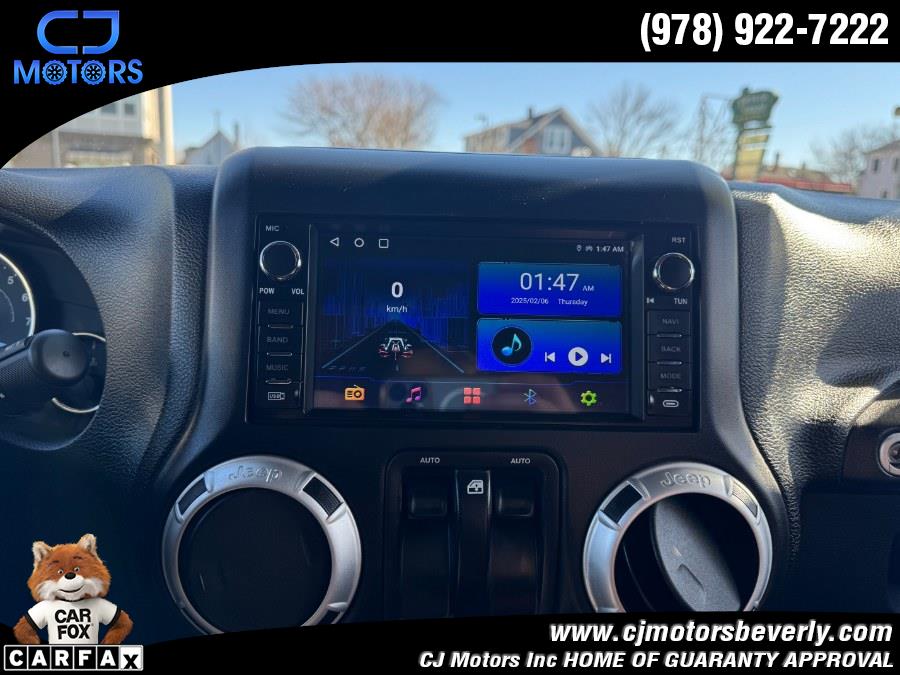 2015 Jeep Wrangler 4WD 2dr Sahara photo