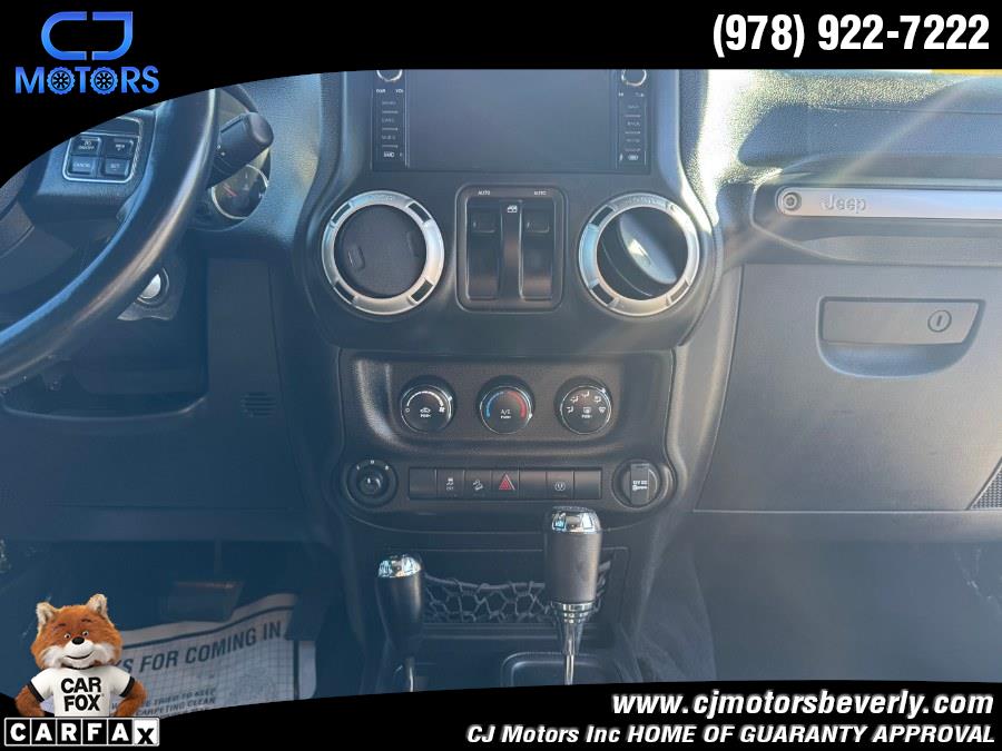 2015 Jeep Wrangler 4WD 2dr Sahara photo