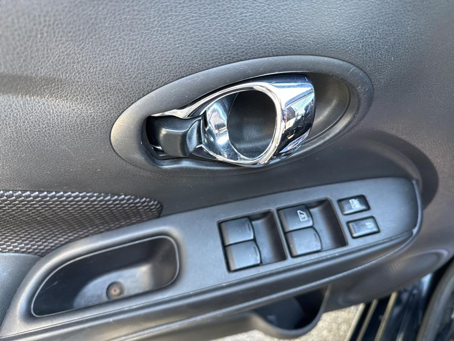 2017 Nissan Versa SV photo