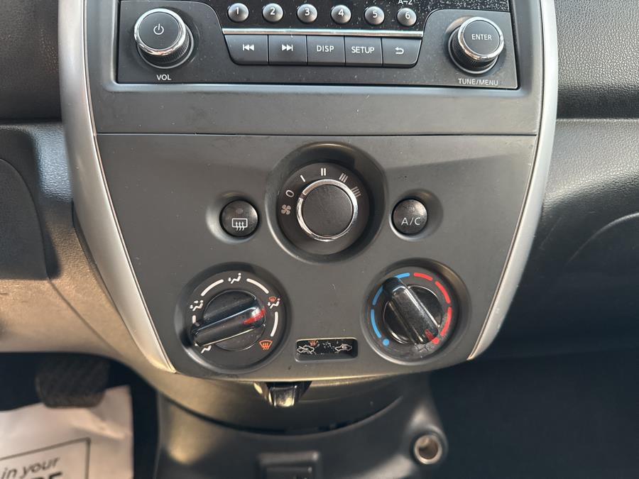 2017 Nissan Versa SV photo
