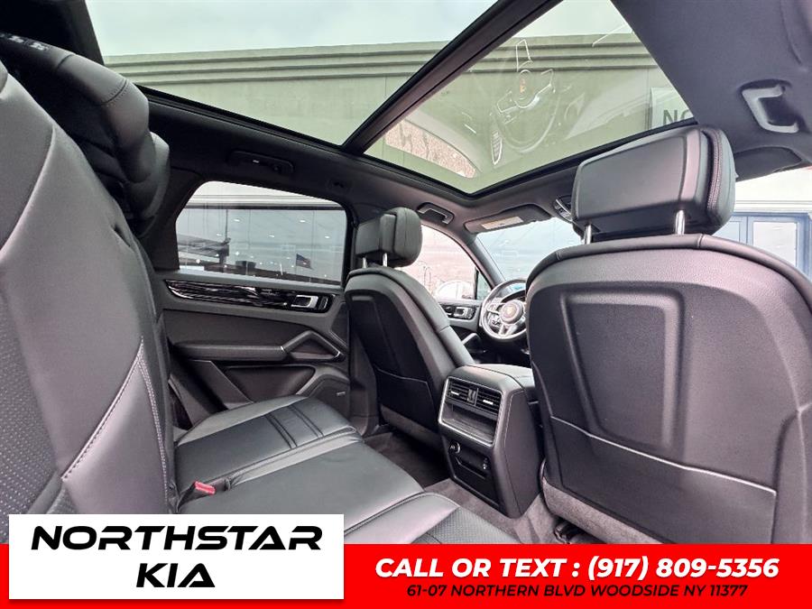 2022 Porsche Cayenne Base (Tiptronic) photo