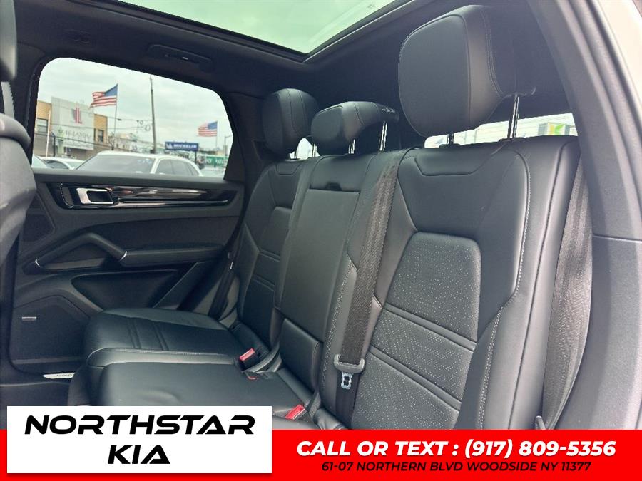 2022 Porsche Cayenne Base (Tiptronic) photo