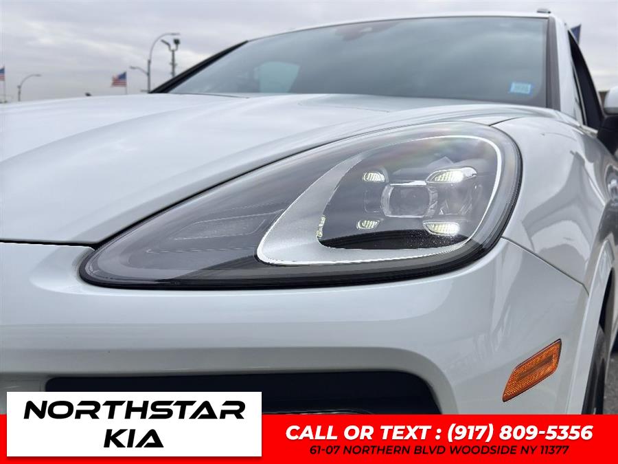2022 Porsche Cayenne Base (Tiptronic) photo