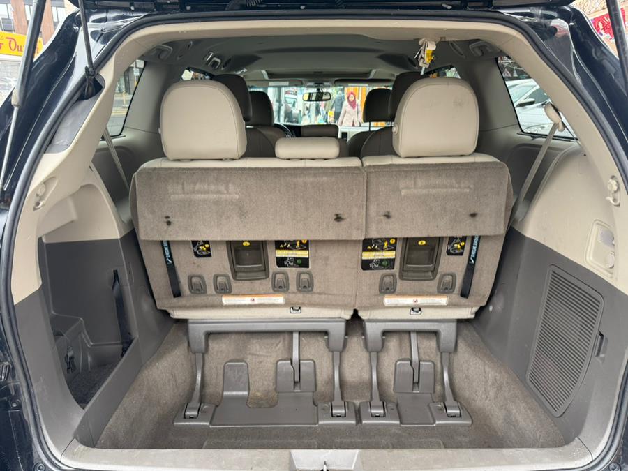 2017 Toyota Sienna XLE 8-Passenger photo