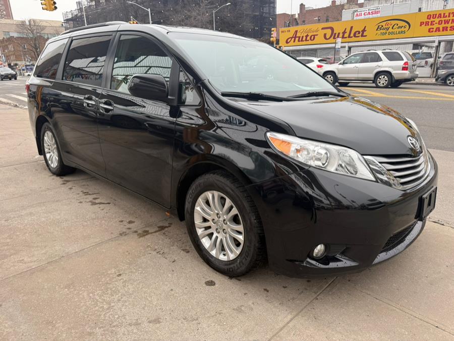 2017 Toyota Sienna XLE 8-Passenger photo