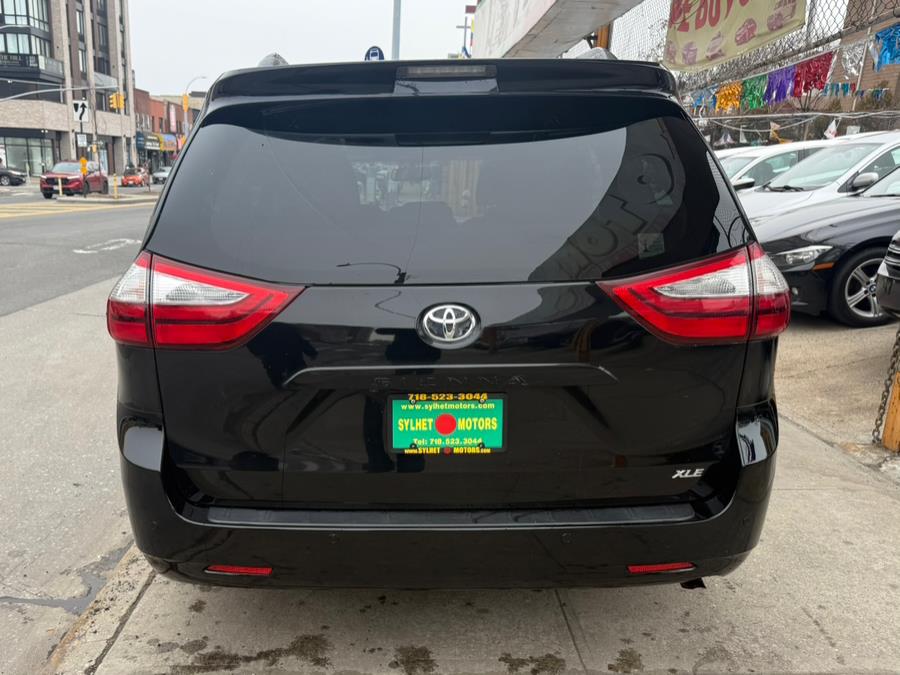 2017 Toyota Sienna XLE 8-Passenger photo