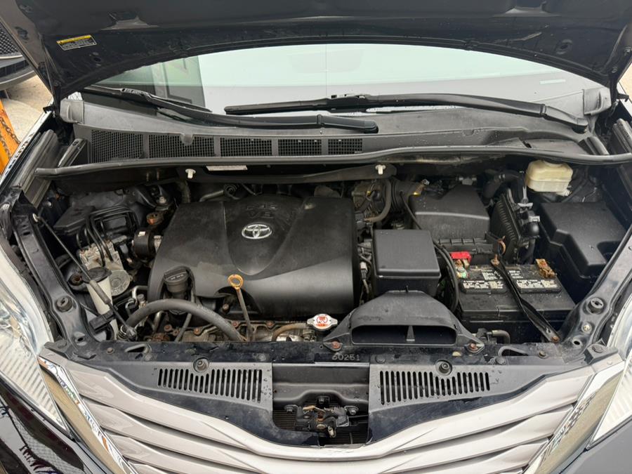 2017 Toyota Sienna XLE 8-Passenger photo