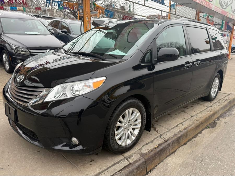 2017 Toyota Sienna XLE 8-Passenger photo