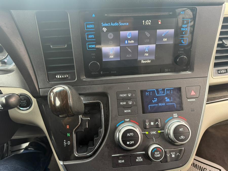 2017 Toyota Sienna XLE 8-Passenger photo
