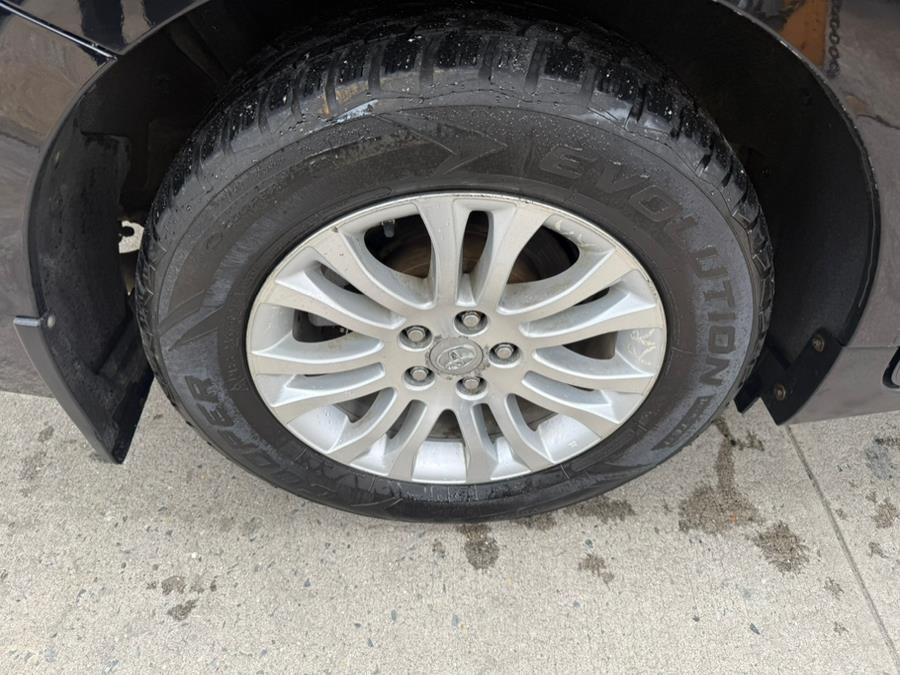 2017 Toyota Sienna XLE 8-Passenger photo