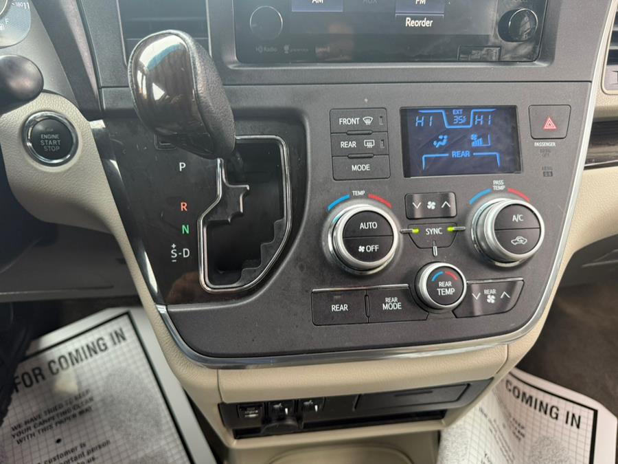 2017 Toyota Sienna XLE 8-Passenger photo