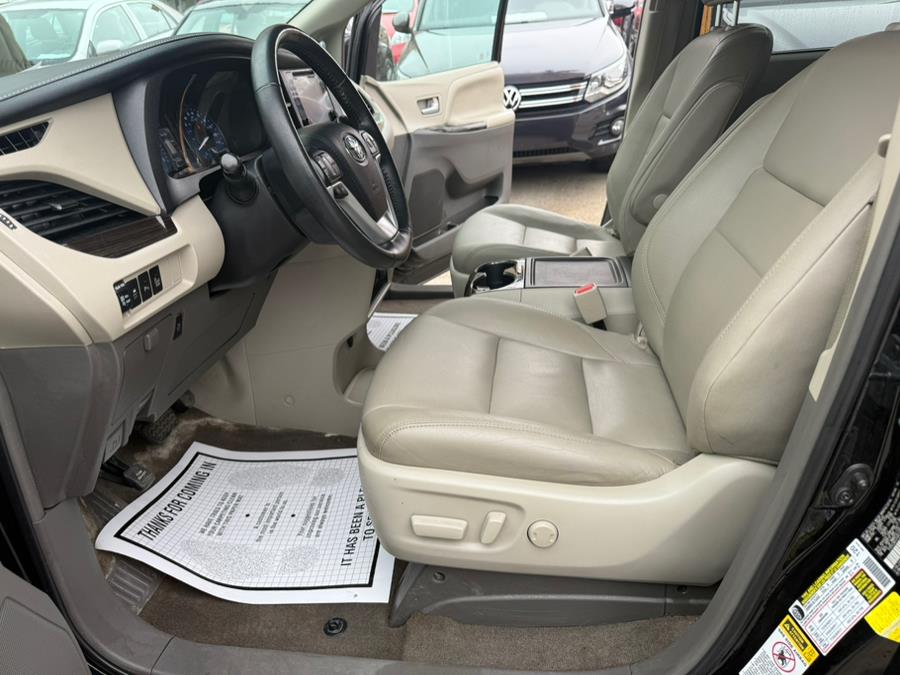 2017 Toyota Sienna XLE 8-Passenger photo