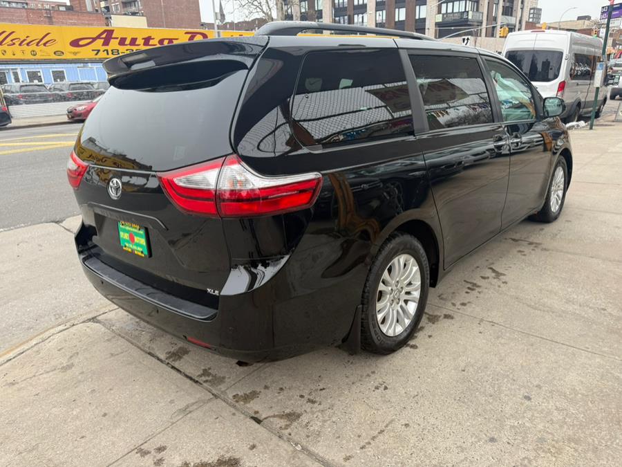 2017 Toyota Sienna XLE 8-Passenger photo