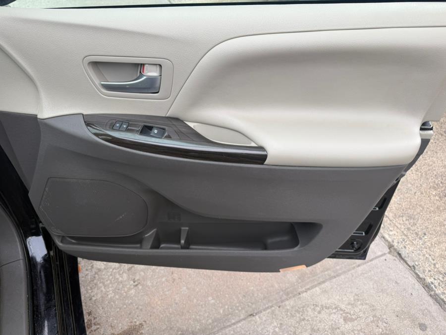 2017 Toyota Sienna XLE 8-Passenger photo