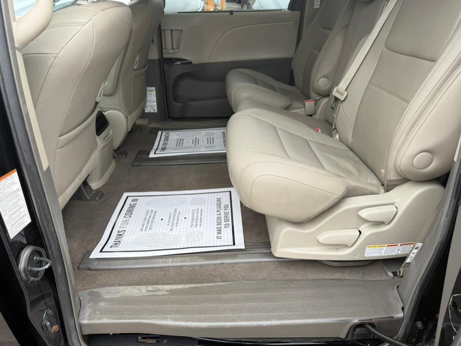 2017 Toyota Sienna XLE 8-Passenger photo