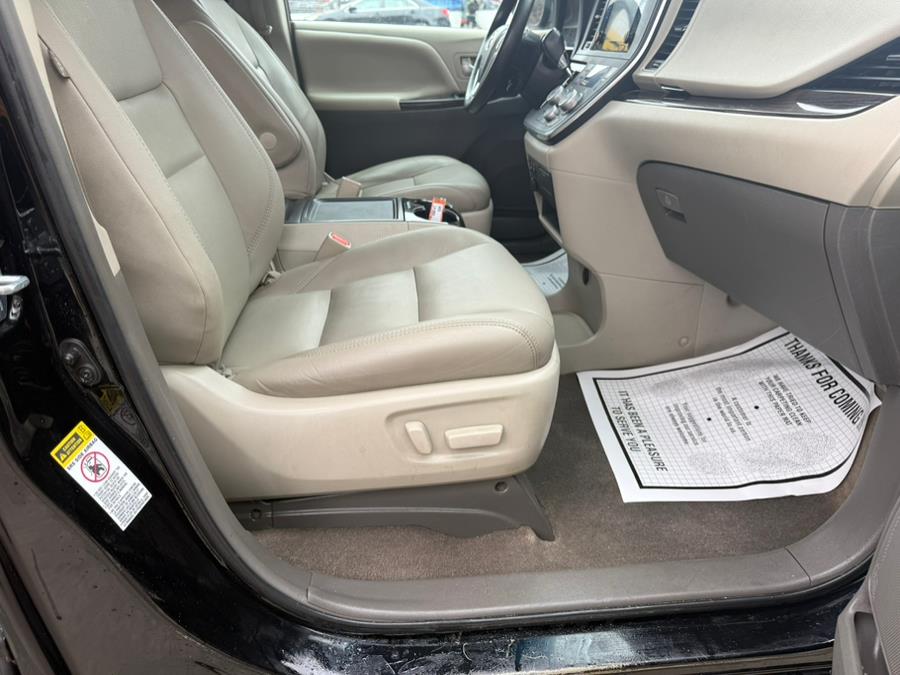 2017 Toyota Sienna XLE 8-Passenger photo