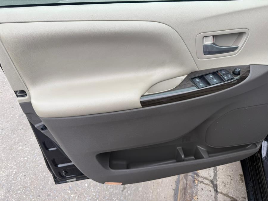 2017 Toyota Sienna XLE 8-Passenger photo