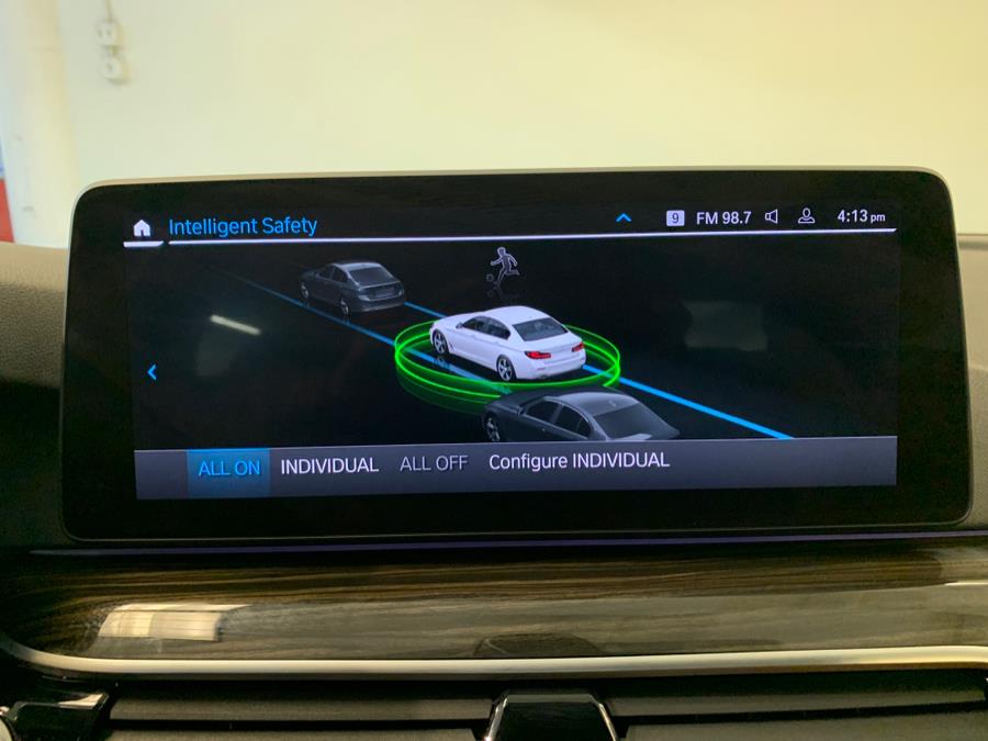 2022 BMW 5-Series 530i xDrive Sedan photo