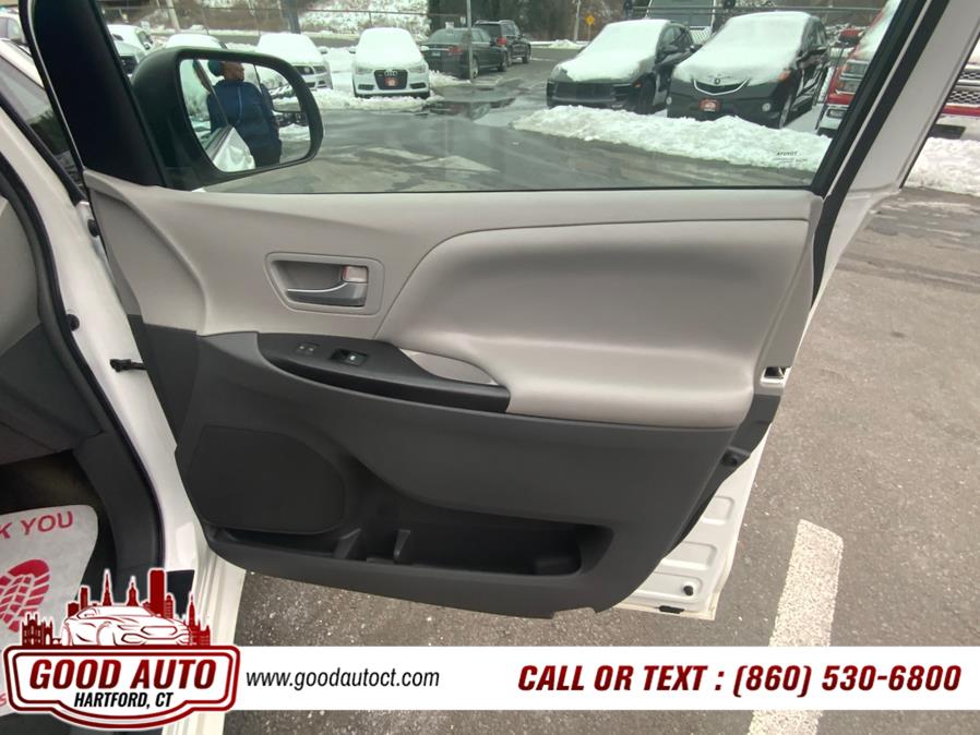 2015 Toyota Sienna 5dr 8-Pass Van LE FWD (Natl) photo
