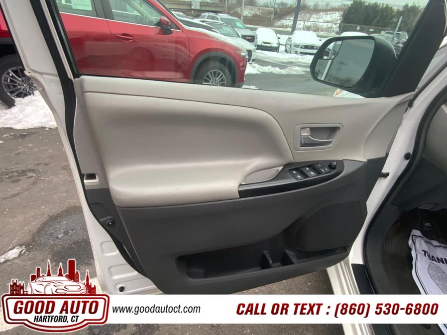 2015 Toyota Sienna 5dr 8-Pass Van LE FWD (Natl) photo