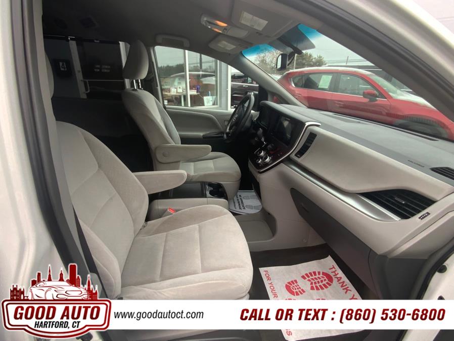 2015 Toyota Sienna 5dr 8-Pass Van LE FWD (Natl) photo