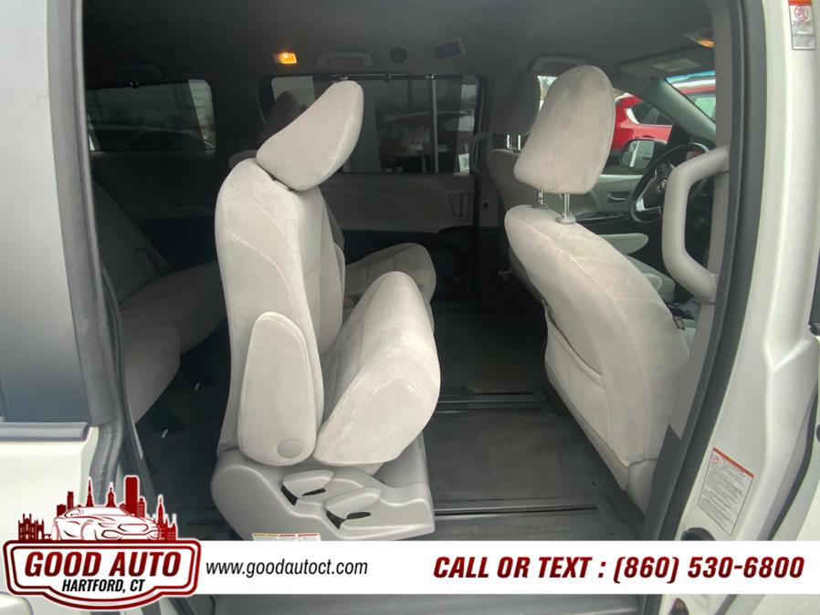 2015 Toyota Sienna 5dr 8-Pass Van LE FWD (Natl) photo