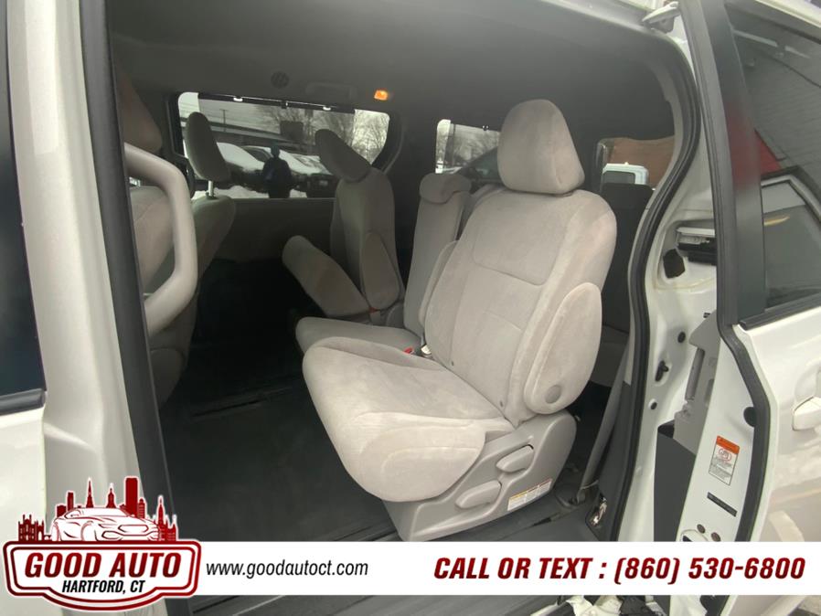 2015 Toyota Sienna 5dr 8-Pass Van LE FWD (Natl) photo