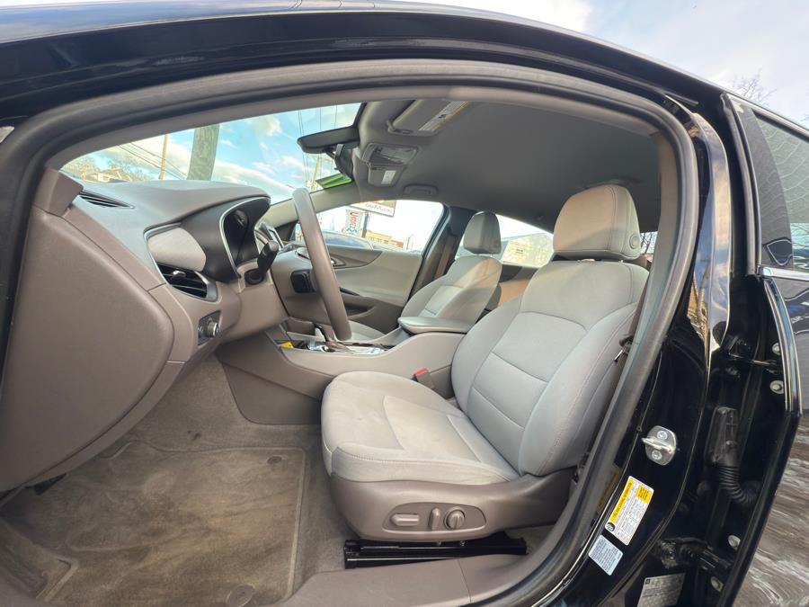 2017 Chevrolet Malibu 4dr Sdn LS w/1FL photo