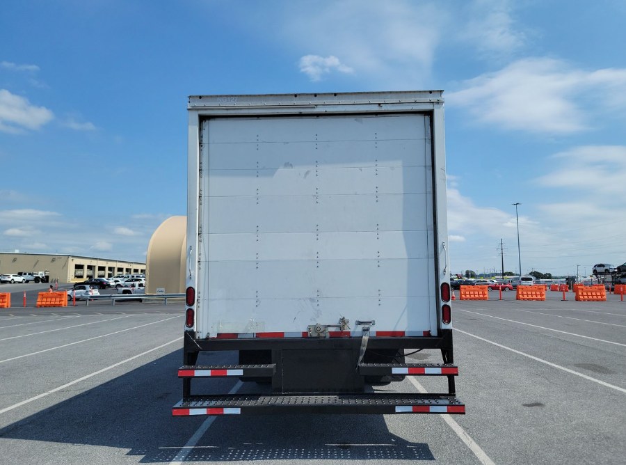 2018 Isuzu NPR HD 24FT BOX TRUCK NO CDL photo