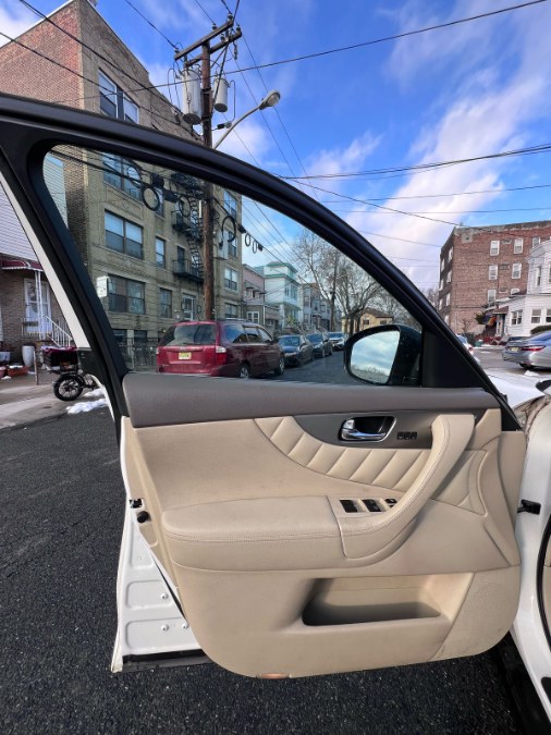 2014 Infiniti QX70 photo