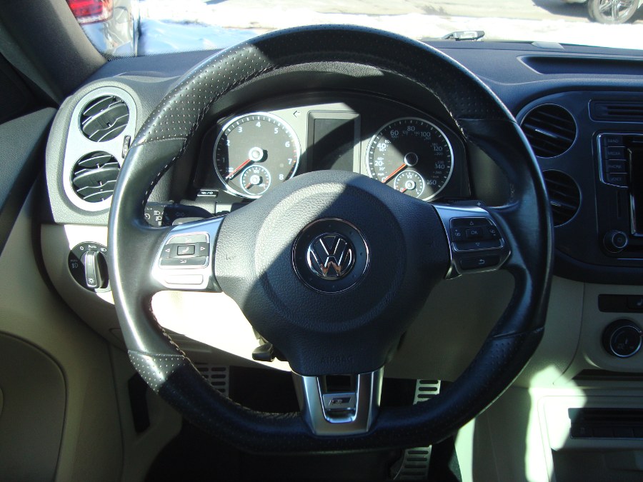 2016 Volkswagen Tiguan 4MOTION 4dr Auto R-Line photo