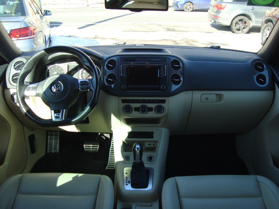 2016 Volkswagen Tiguan 4MOTION 4dr Auto R-Line photo