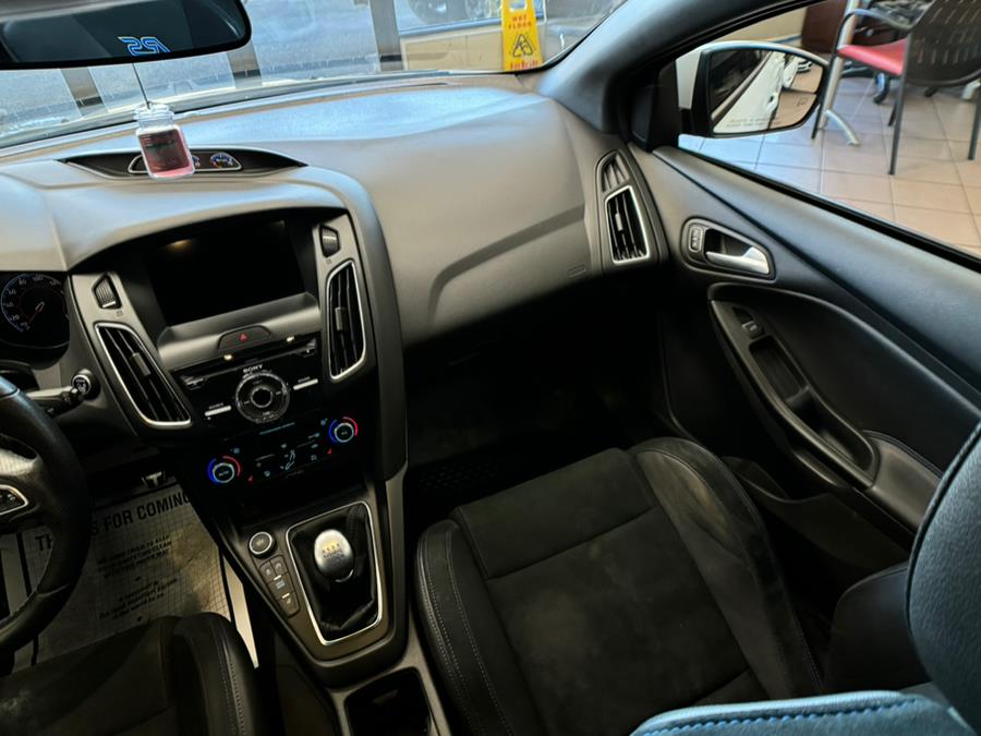 2016 Ford Focus 5dr HB RS photo