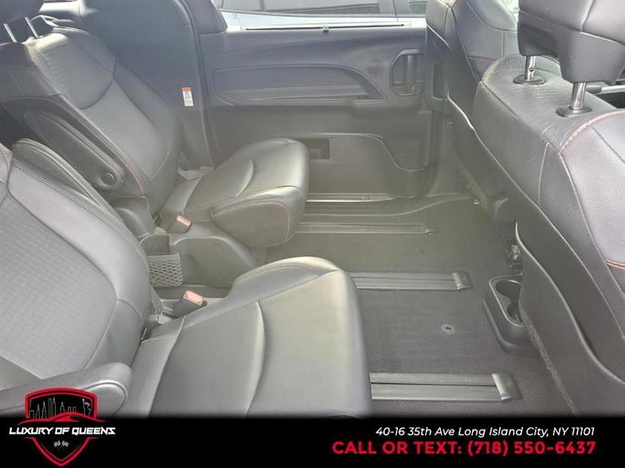 2022 Toyota Sienna XSE AWD 7-Passenger Natl photo