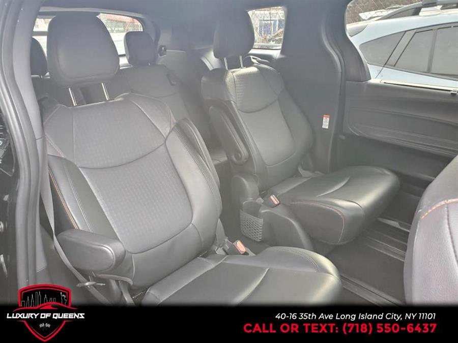 2022 Toyota Sienna XSE AWD 7-Passenger Natl photo