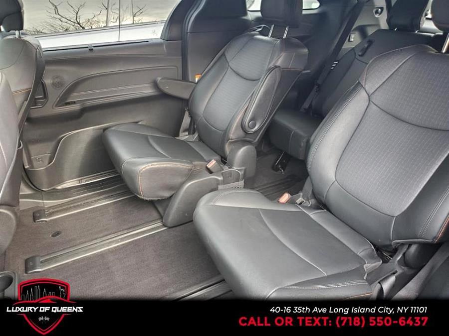 2022 Toyota Sienna XSE AWD 7-Passenger Natl photo